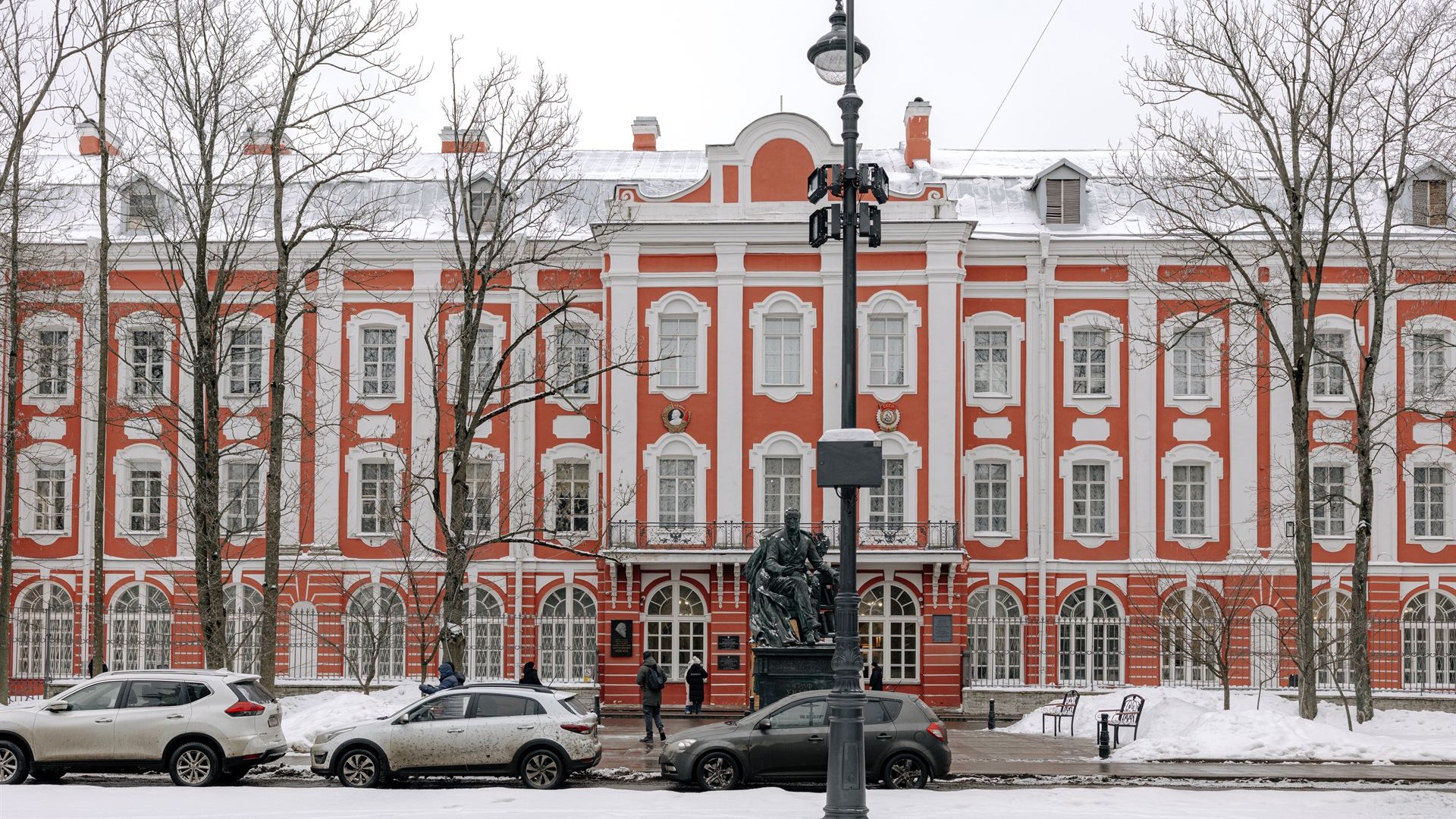 Двенадцать коллегий встречают «Золотого Трезини»: в СПбГУ открылась выставка «Память и прогресс» 